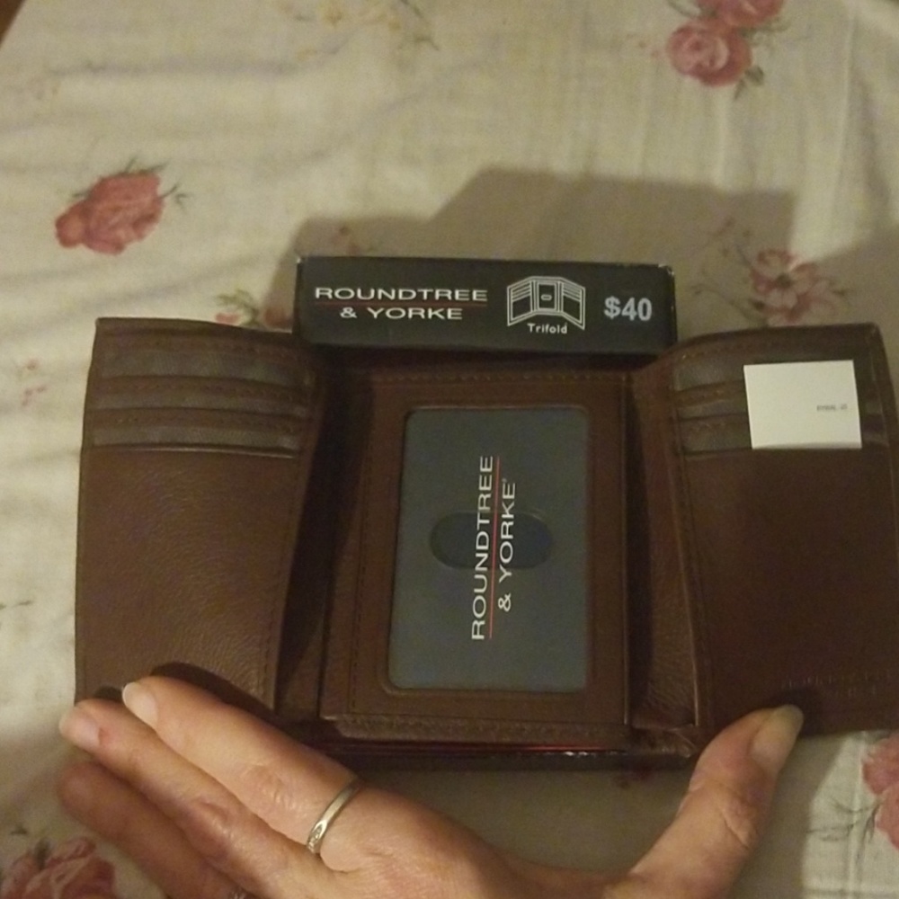Roundtree & Yorke Brown Pebbled Leather Trifold